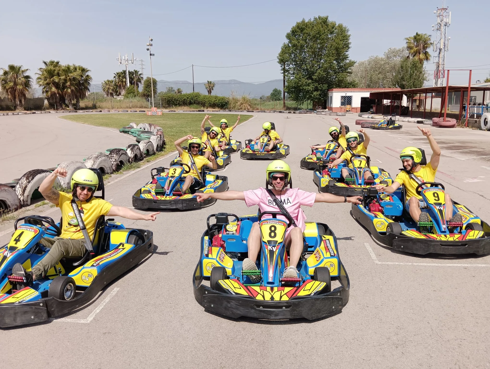 Un grupo de 9 adultos preparados en la parrilla de salida con los karts Honda de 270cc. Listos para empezar el GP. Es una despedida de soltero.